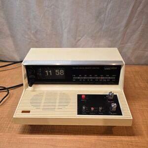 Montgomery Ward 1970s Airline Flip Clock Radio Model GEN-1983A Cream Colored